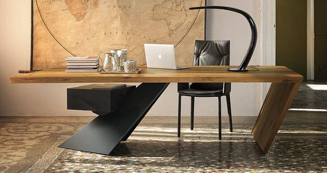 ekskluzywne, włoskie biurko w stylowym gabinecie