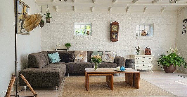 salon w stylu wiejskim z tapicerowanym wypoczynkiem