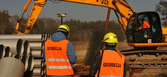 geodeci na placu budowy w Gliwicach