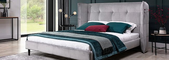 sypialnia z łóżkiem tapicerowanym i wysokim zagłówkiem